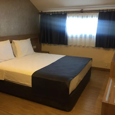 מלון דירות Golden World 4*